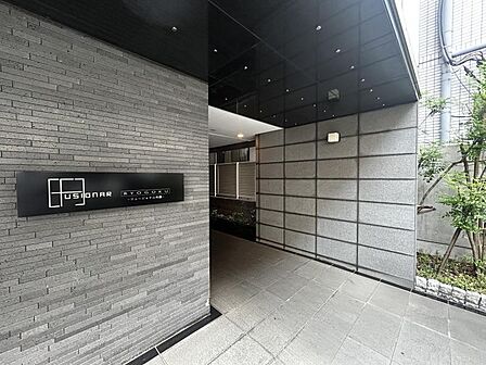 【エントランス】住まいへと続く落ち着いた導入空間。