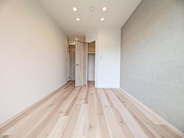【洋室:6.2帖】明るく落ち着いた雰囲気のお部屋です。