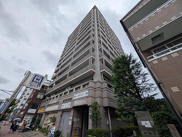 【外観】　閑静な住宅街に佇む、品のあるマンション。街の空気に溶け込む、穏やかな佇まいです。