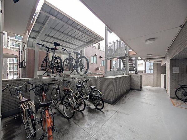 【駐輪場】屋根付き駐輪場で、雨の日も安心です。