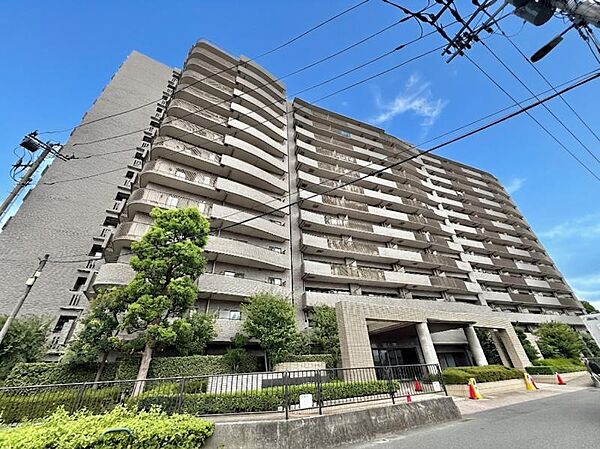 【外観】青空に映える重厚な佇まい。都心の喧騒を忘れさせる端正な外観。