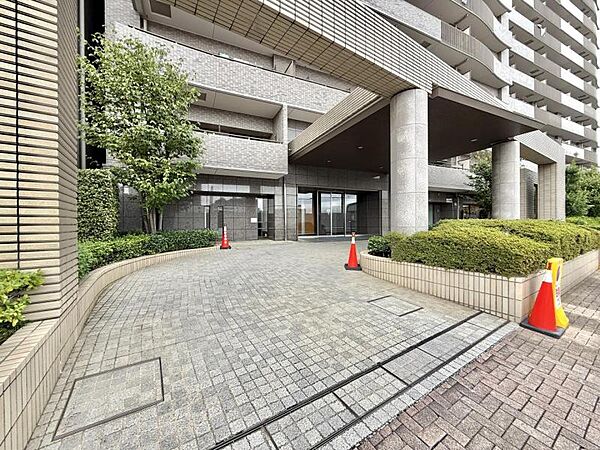 【エントランス】暮らしの質は入り口で決まる。開放感と防犯性を兼ね備えた意匠。
