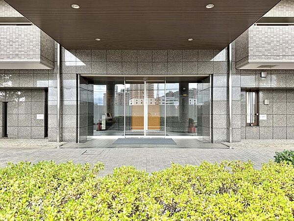 【エントランス】重厚な扉の向こうに広がる、プライベートな寛ぎへと続く道。
