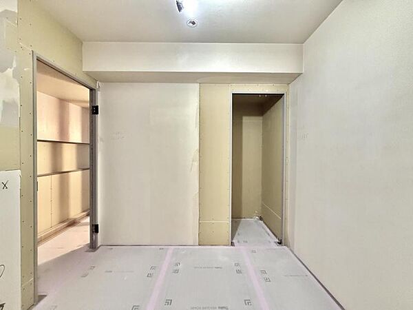 【洋室：6.1帖】シンプルで綺麗な形の居室は季節に合わせてインテリアを楽しみながらお住まいいただけます。