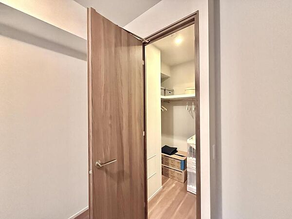 【収納】大きなWICが完備。衣類や大きな家電などをマルチに収納できて住空間をより広げてくれます。