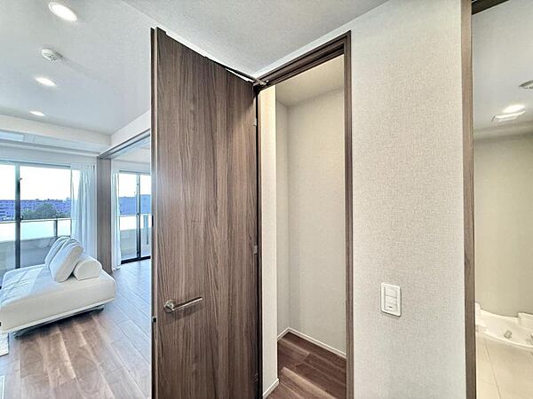 【収納】リビングにも便利な棚収納が備わり、住空間をより効率よく使えます。