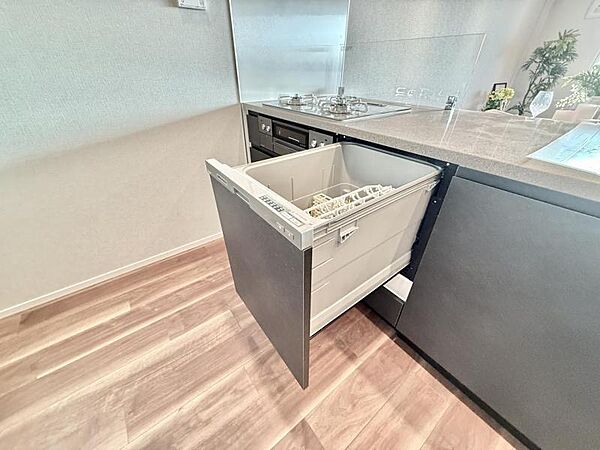 【設備】食器を洗っている間にお掃除など、様々なシーンで家事の時短に役立つビルトイン食洗機。