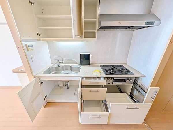 収納スペースが豊富で、調理器具や食材もスッキリ片付きます。