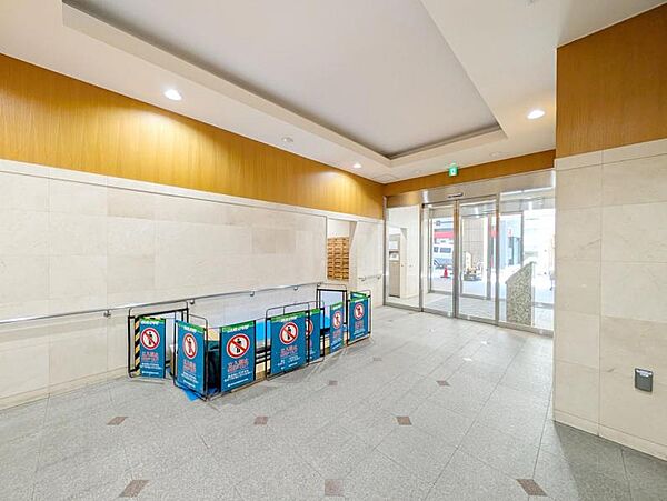 優雅さも感じられる重厚で高級感のあるエントランスです。