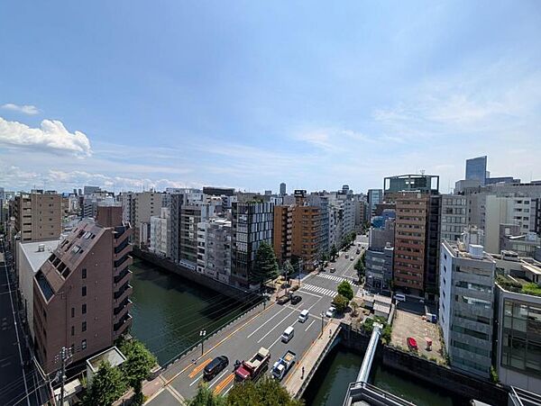 都市の美しい夜景を眺めながら、落ち着いた時間を過ごせます。