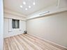 子供部屋：【サービスルーム：6.0帖】　シンプルで落ち着いた洋室は、夫婦の寝室に。一日の終わりに、ほっとひと息つけるプライベート空間です。