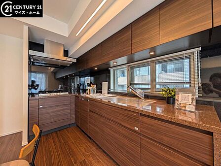【キッチン】洗練されたシステムキッチンが住空間の美意識を高める。