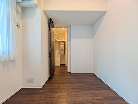 【洋室:4帖】シンプルで綺麗な形の居室は季節に合わせてインテリアを楽しみながらお住まいいただけます。