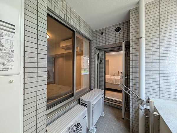 【バルコニー】心地の良い風をお部屋に取り込んでくれ、日々の生活がより豊かになります。