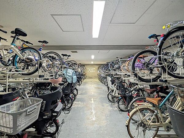【駐輪場】屋内自転車置き場のため雨風の影響を受けにくく、保管環境も良好です。
