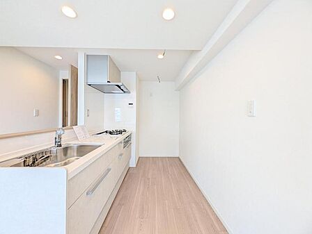 【キッチン】　広々としたキッチンで、家族みんなで料理を楽しめます。