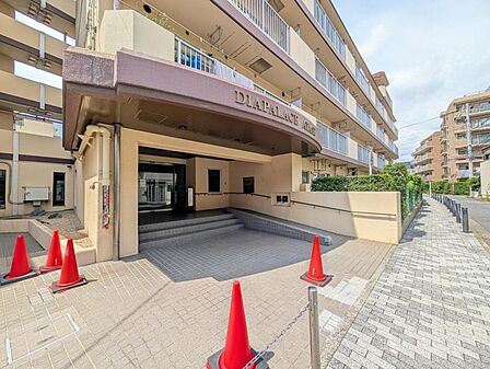 【エントランス】　しっかりと管理が行き届き開放感があり明るいマンションの顔