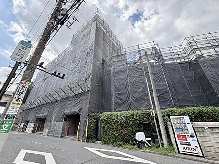 【外観】 落ち着いた色合いで、周囲の街並みに馴染む外観です。