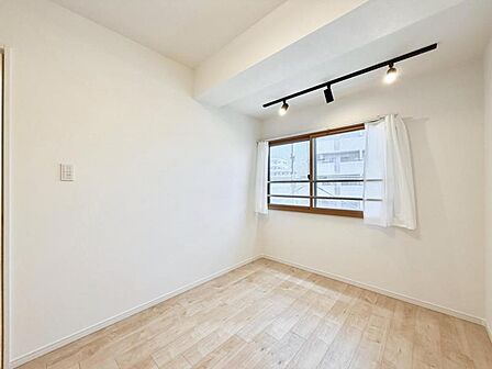 【洋室:6.4帖】 使い方に柔軟性があり、個室としても趣味の部屋としても利用可能です。