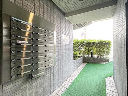 【エントランス】日々の利便性を高める宅配ボックスを備えています。