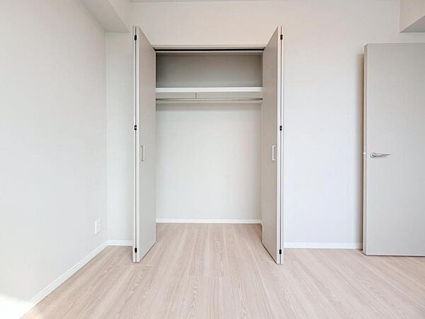 【収納】　大型のクローゼット完備。衣類だけではなく上部にバッグなどの小物、下部には季節の家電やスーツケース等スッキリと収納可能です