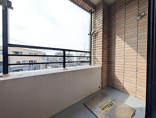 【バルコニー】　日当たりと風通しの良いバルコニー。心地よい風と眺望が癒しを与えてくれる時間。