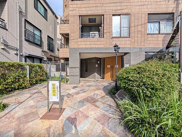 【エントランス】　しっかりと管理が行き届き開放感があり明るいマンションの顔