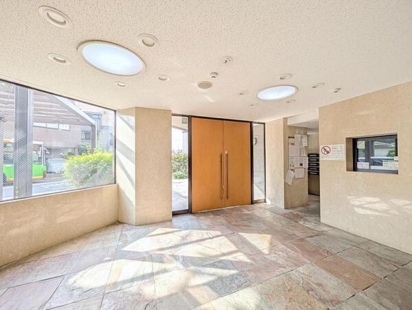 【エントランス】　清潔感のあるエントランス。住人同士のゆるやかな交流を育む場。