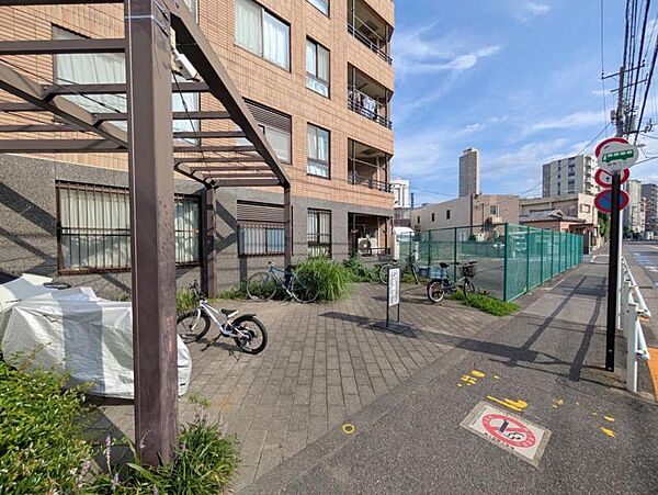【駐輪場】　広くしっかりと区画分けされた駐輪場。管理も行き届いて使いやすそうです。