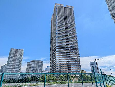【外観】青空に映える重厚な佇まい。都心の喧騒を忘れさせる端正な外観。
