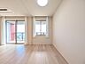 洋室：【洋室：5.2帖】リビングから見守りのしやすい洋室はお子さまの遊び部屋にも適しています。元気に遊ぶお子さまと一緒に寛げる間取りです。