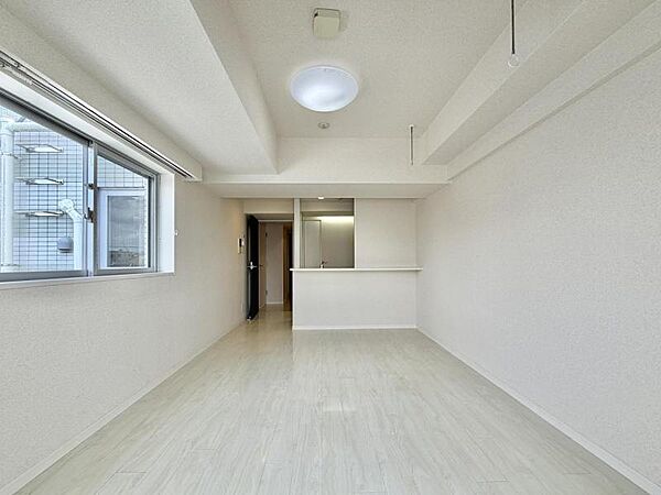 【LDK：9.0帖】明るい陽光が注ぎ、寛ぎの雰囲気に満たされるダイニング。