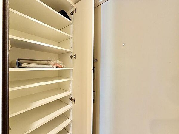 【収納】玄関には収納もたっぷりあるのでスッキリした衛生的な空間を保てそうです。