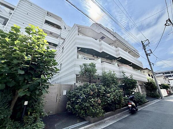 【外観】閑静な住宅街に佇む、品のあるマンション。街の空気に溶け込む、穏やかな佇まいです。