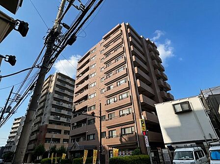 【外観】周囲の街並みと調和する落ち着いた色調。上質な日常を予感させる。