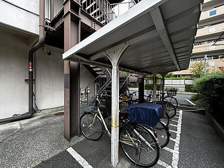 【駐輪場】敷地内に整理された駐輪場があり、愛車の保管に便利。
