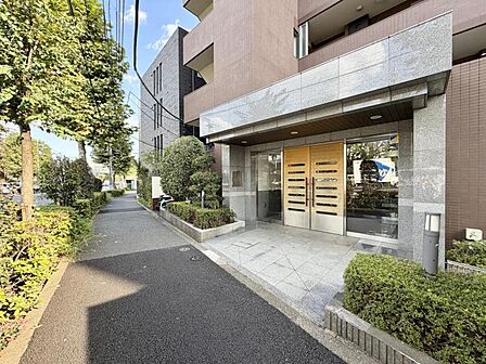 【エントランス】緑が導く我が家への道。