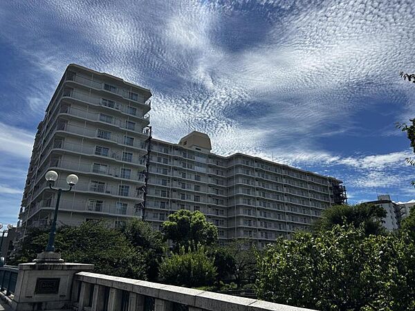 【外観】　閑静な住宅街に佇む、品のあるマンション。街の空気に溶け込む、穏やかな佇まいです。