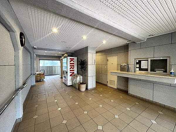 【エントランス】住まいへと続く落ち着いた導入空間。