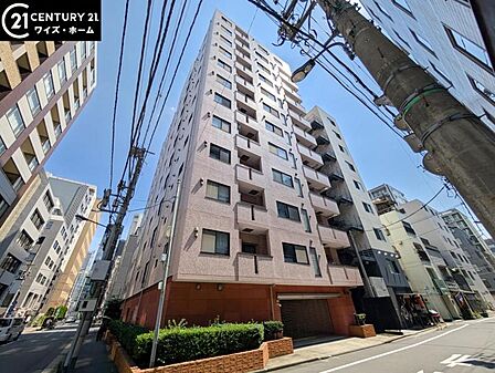 【外観】 青空に映える重厚な佇まい。都心の喧騒を忘れさせる端正な外観。
