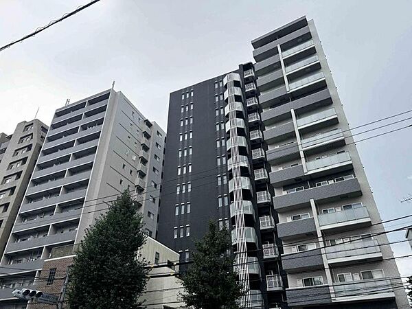 【外観】スッキリとした直線美。現代の街並みにふさわしい、スマートな外観。