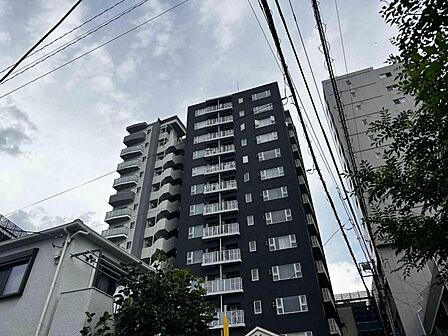 【外観】真っ直ぐに空へ伸びる、堂々とした佇まい。この街を代表する一棟です。