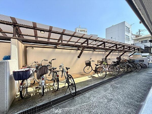 【駐輪場】屋根付き駐輪場で、雨の日も安心です。