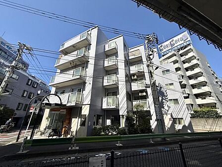 【外観】落ち着いた色合いが印象的な建物です。