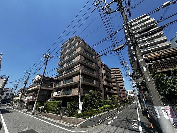 【外観】落ち着いた色合いが印象的な建物です。
