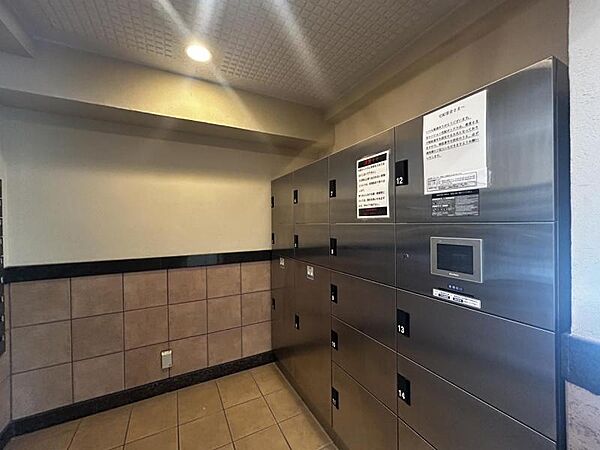 【エントランス】不在がちな方にも嬉しい宅配ボックス付きです。