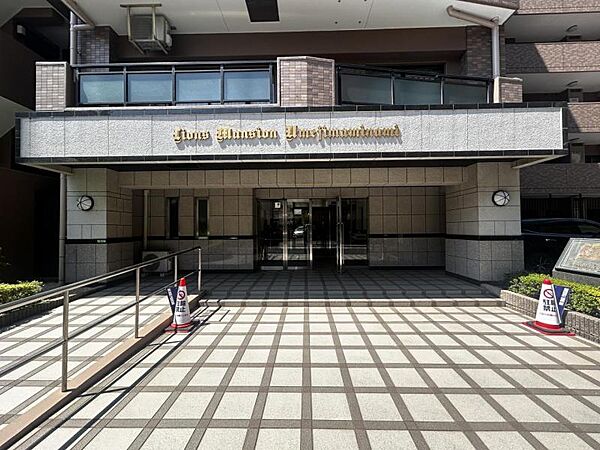 【エントランス】居住者を迎える上品な空間です。