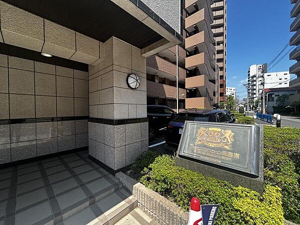 【エントランス】重厚感のあるエントランスデザインです。