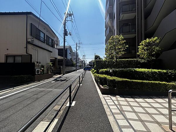 【周辺環境】公園が近く、自然を身近に感じられる環境です。