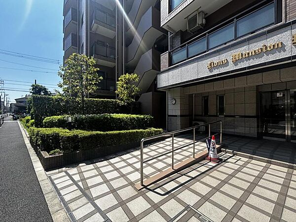 【エントランス】分譲マンションらしい品のあるエントランスです。